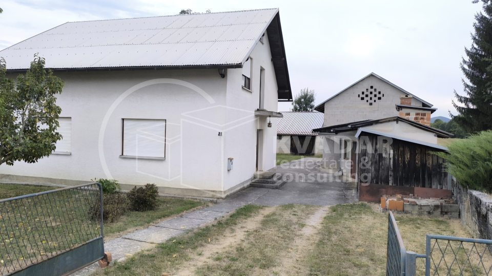 JEDINSTVENA PRILIKA&excl;  Impozantno imanje s golemim turisti&ccaron;kim potencijalom &ndash; Ku&cacute;a 180 m&sup2;&comma; gara&zcaron;e&comma; radiona i top lokacija&excl;