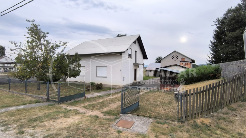 JEDINSTVENA PRILIKA&excl;  Impozantno imanje s golemim turisti&ccaron;kim potencijalom &ndash; Ku&cacute;a 180 m&sup2;&comma; gara&zcaron;e&comma; radiona i top lokacija&excl;