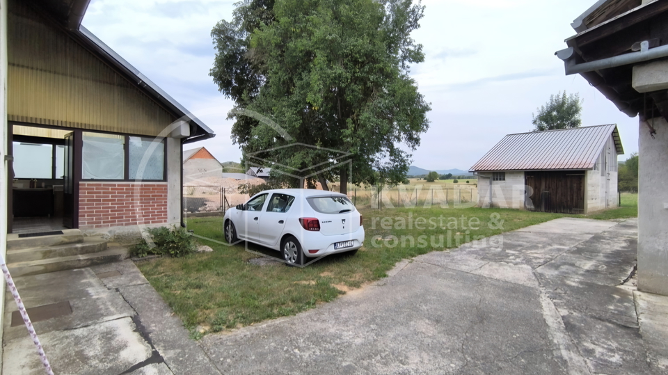 JEDINSTVENA PRILIKA&excl;  Impozantno imanje s golemim turisti&ccaron;kim potencijalom &ndash; Ku&cacute;a 180 m&sup2;&comma; gara&zcaron;e&comma; radiona i top lokacija&excl;