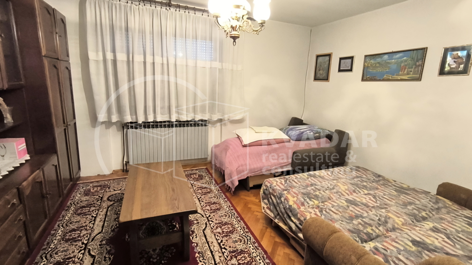JEDINSTVENA PRILIKA&excl;  Impozantno imanje s golemim turisti&ccaron;kim potencijalom &ndash; Ku&cacute;a 180 m&sup2;&comma; gara&zcaron;e&comma; radiona i top lokacija&excl;