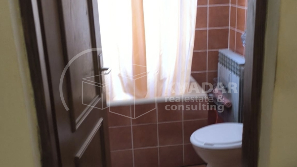 JEDINSTVENA PRILIKA&excl;  Impozantno imanje s golemim turisti&ccaron;kim potencijalom &ndash; Ku&cacute;a 180 m&sup2;&comma; gara&zcaron;e&comma; radiona i top lokacija&excl;