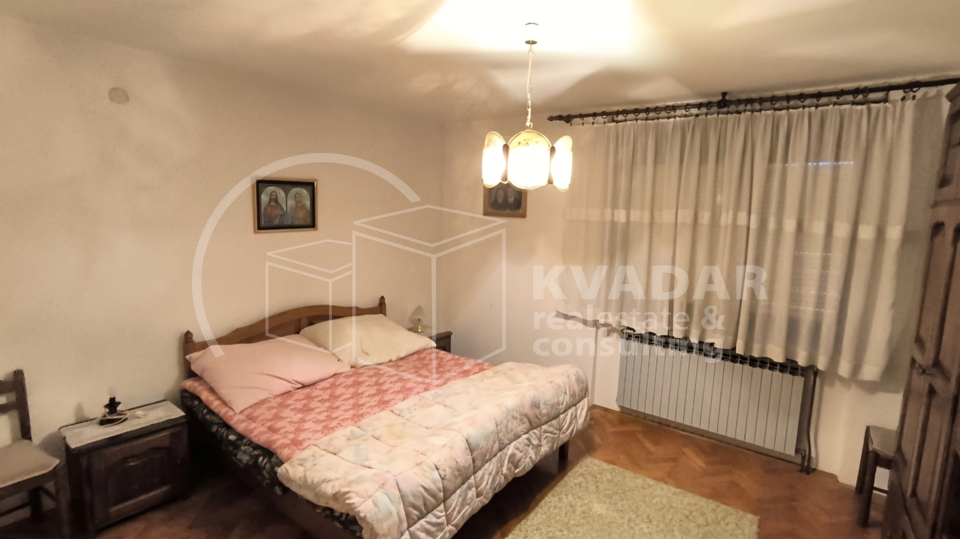 JEDINSTVENA PRILIKA&excl;  Impozantno imanje s golemim turisti&ccaron;kim potencijalom &ndash; Ku&cacute;a 180 m&sup2;&comma; gara&zcaron;e&comma; radiona i top lokacija&excl;