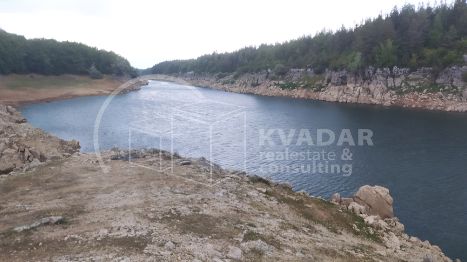 JEDINSTVENA PRILIKA&excl;  Impozantno imanje s golemim turisti&ccaron;kim potencijalom &ndash; Ku&cacute;a 180 m&sup2;&comma; gara&zcaron;e&comma; radiona i top lokacija&excl;