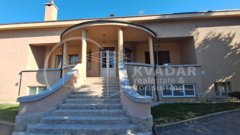 Kri&zcaron;evci&sol;Jedinstvena povijesna vila iz 1925&period; s unutarnjim bazenom&comma; saunom i rasko&scaron;nom oku&cacute;nicom na top lokaciji&excl;&excl;