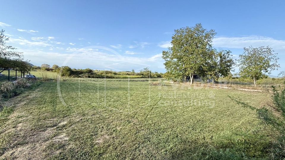 VELIKA RAKOVICA&comma; SAMOBOR &ndash; RAVNA PARCELA 741 m&sup2; - UZ PRIRODU I POTOK