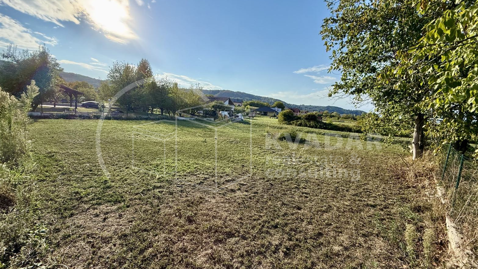 VELIKA RAKOVICA&comma; SAMOBOR &ndash; RAVNA PARCELA 741 m&sup2; - UZ PRIRODU I POTOK