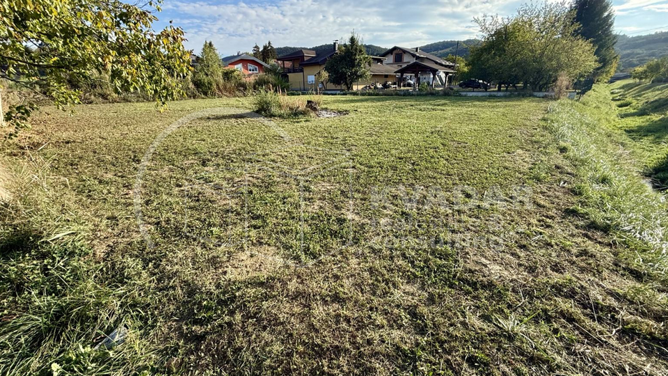 VELIKA RAKOVICA&comma; SAMOBOR &ndash; RAVNA PARCELA 741 m&sup2; - UZ PRIRODU I POTOK