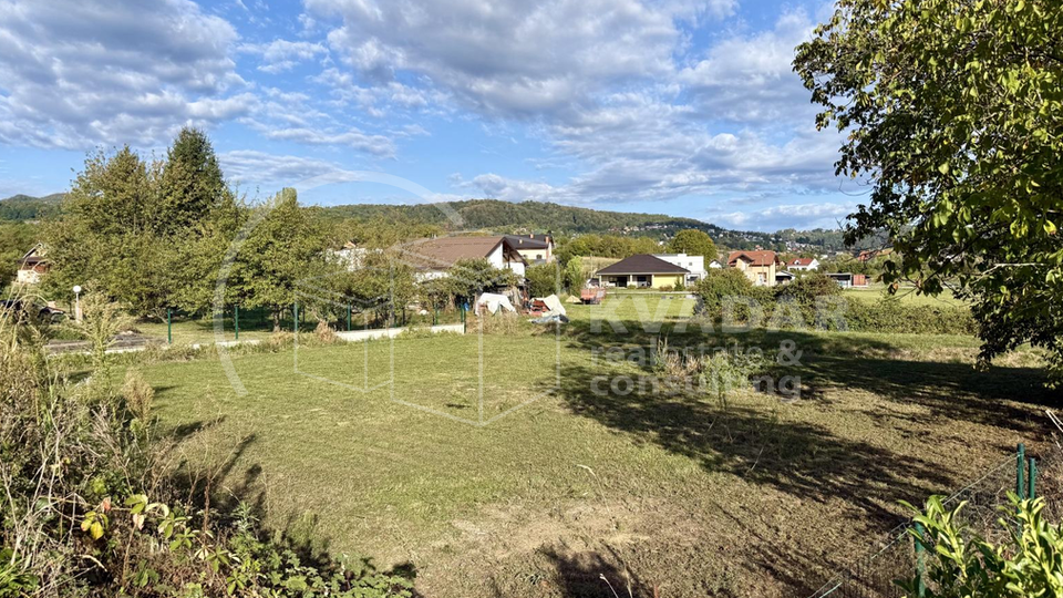VELIKA RAKOVICA&comma; SAMOBOR &ndash; RAVNA PARCELA 741 m&sup2; - UZ PRIRODU I POTOK