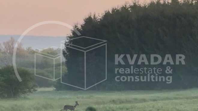 VELIKA RAKOVICA&comma; SAMOBOR &ndash; RAVNA PARCELA 741 m&sup2; - UZ PRIRODU I POTOK