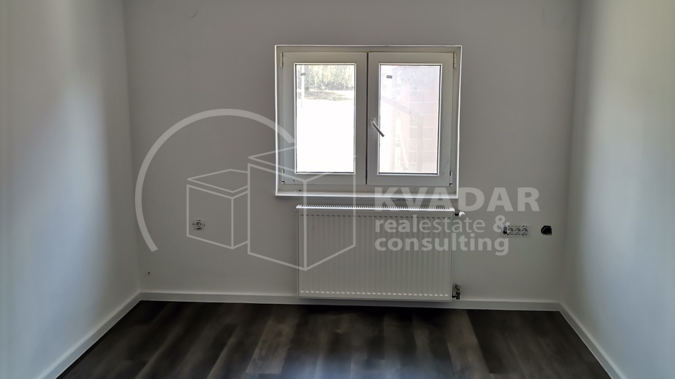 SUPER PRILIKA!DUGO SELO,4-SOBAN STAN (135,73 m2) SA GARAŽOM, 2 SPREMIŠTA I TERASOM