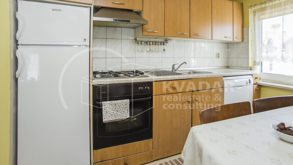 Mediteranska obiteljska ku&cacute;a s prostranim dvori&scaron;tem i ljetnom kuhinjom - mirna lokacija u okolici Dubrovnika - 300&period;000 &euro;