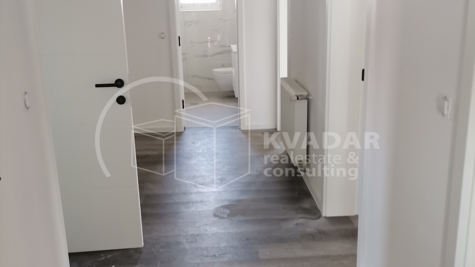 SUPER PRILIKA!DUGO SELO,4-SOBAN STAN (135,73 m2) SA GARAŽOM, 2 SPREMIŠTA I TERASOM