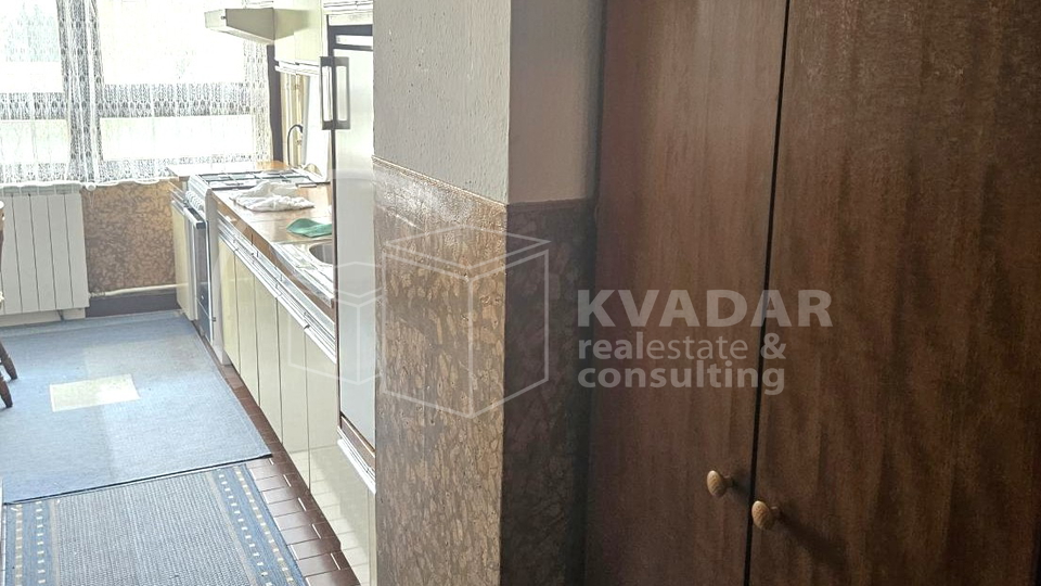 Stan u Španskom, treći kat,  lođa, uredna zgrada s liftom