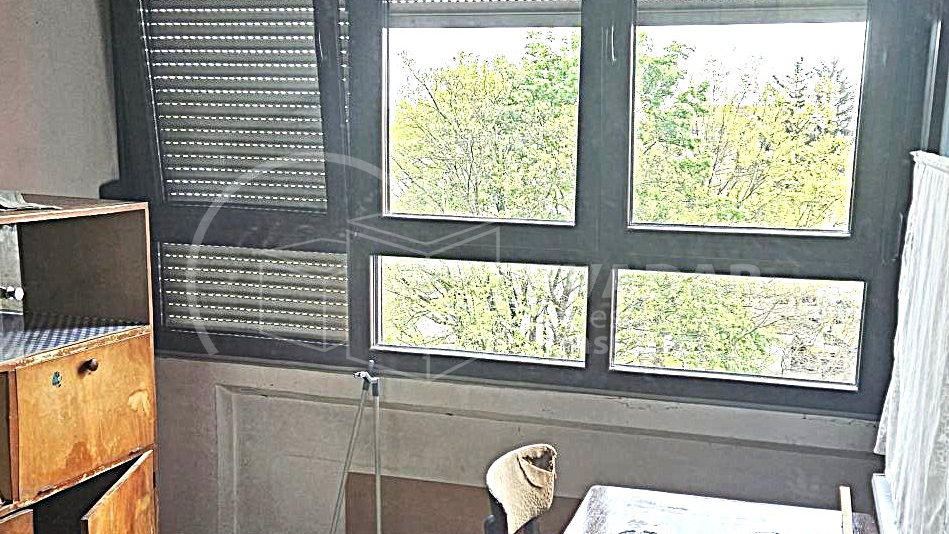 Stan u Španskom, treći kat,  lođa, uredna zgrada s liftom