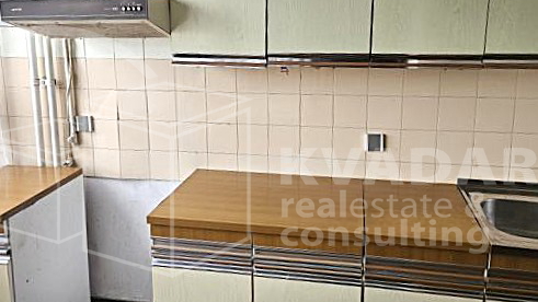 Stan u Španskom, treći kat,  lođa, uredna zgrada s liftom