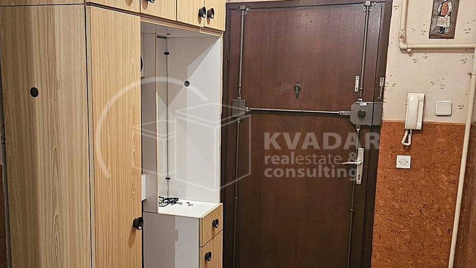 Stan u Španskom, treći kat,  lođa, uredna zgrada s liftom