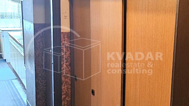 Stan u Španskom, treći kat,  lođa, uredna zgrada s liftom