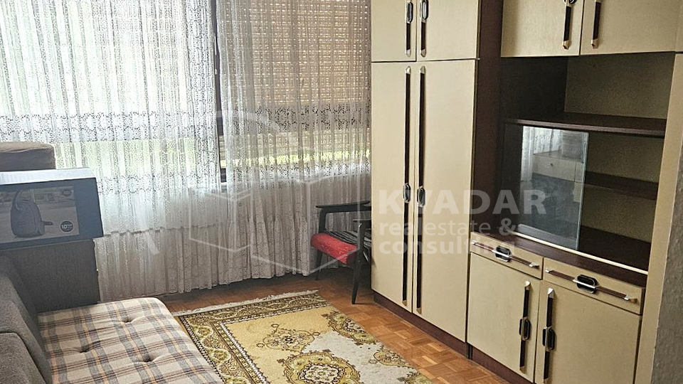 Stan u Španskom, treći kat,  lođa, uredna zgrada s liftom