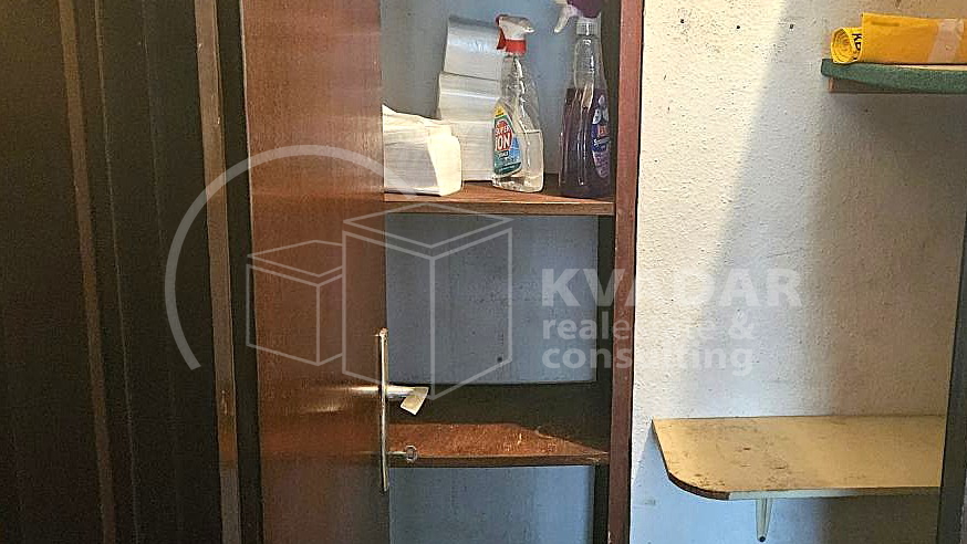 Stan u Španskom, treći kat,  lođa, uredna zgrada s liftom