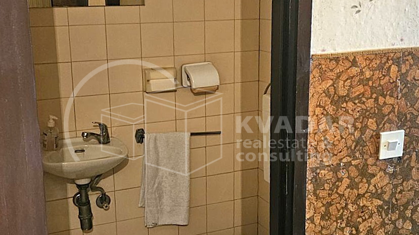 Stan u Španskom, treći kat,  lođa, uredna zgrada s liftom