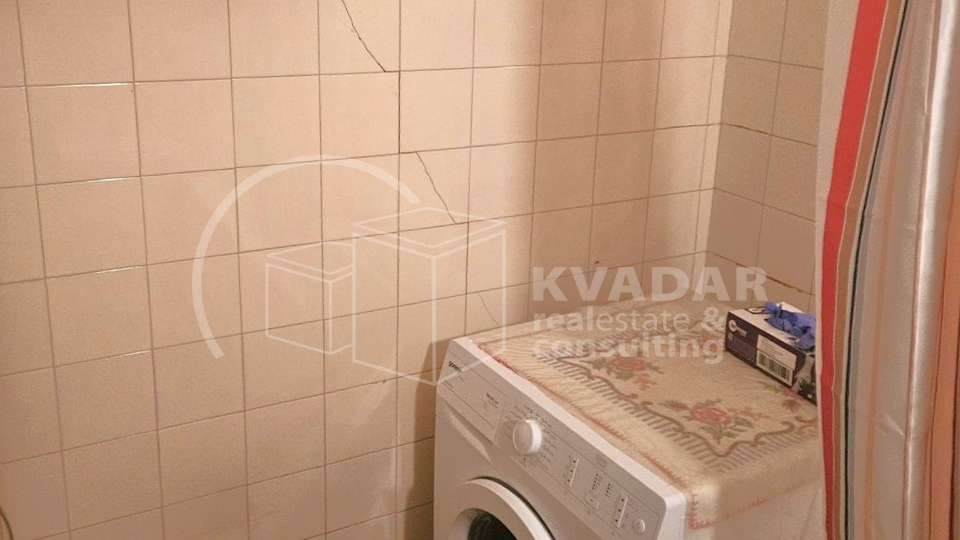 Stan u Španskom, treći kat,  lođa, uredna zgrada s liftom