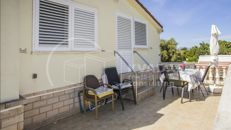 Mediteranska obiteljska ku&cacute;a s prostranim dvori&scaron;tem i ljetnom kuhinjom - mirna lokacija u okolici Dubrovnika - 300&period;000 &euro;