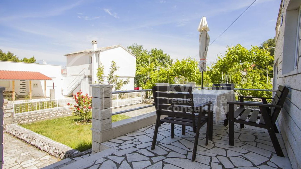 Mediteranska obiteljska ku&cacute;a s prostranim dvori&scaron;tem i ljetnom kuhinjom - mirna lokacija u okolici Dubrovnika - 300&period;000 &euro;