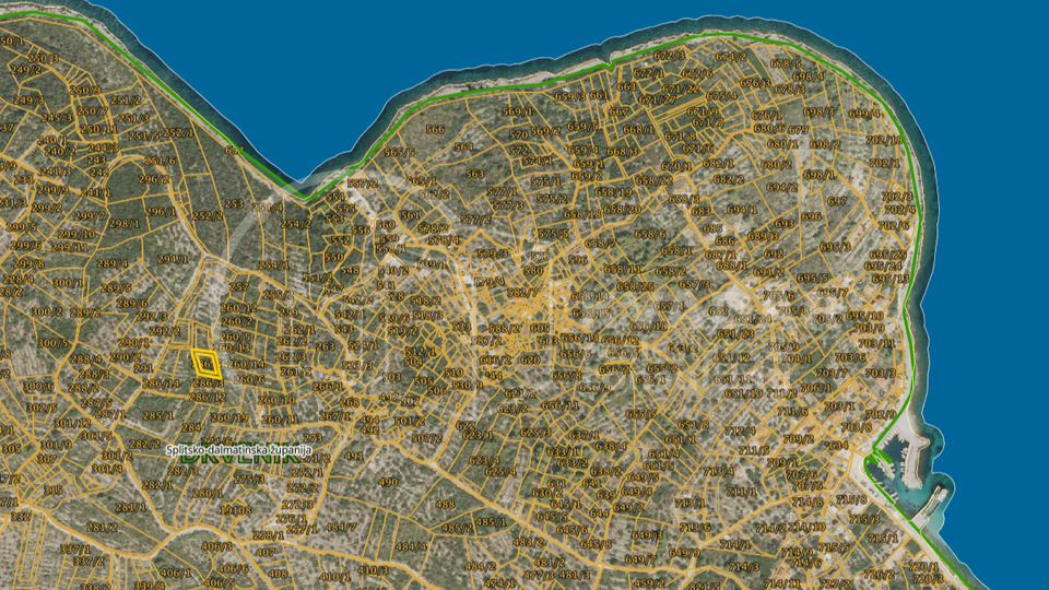Teren  od  1072m2 na Drveniku malom,  predio Kantunine + poljoprivredni teren od 1313m2 na području Rata , nadomak Trogiru