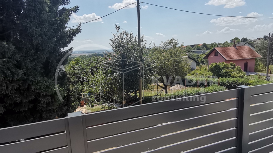 SUPER PRILIKA!DUGO SELO,4-SOBAN STAN (135,73 m2) SA GARAŽOM, 2 SPREMIŠTA I TERASOM
