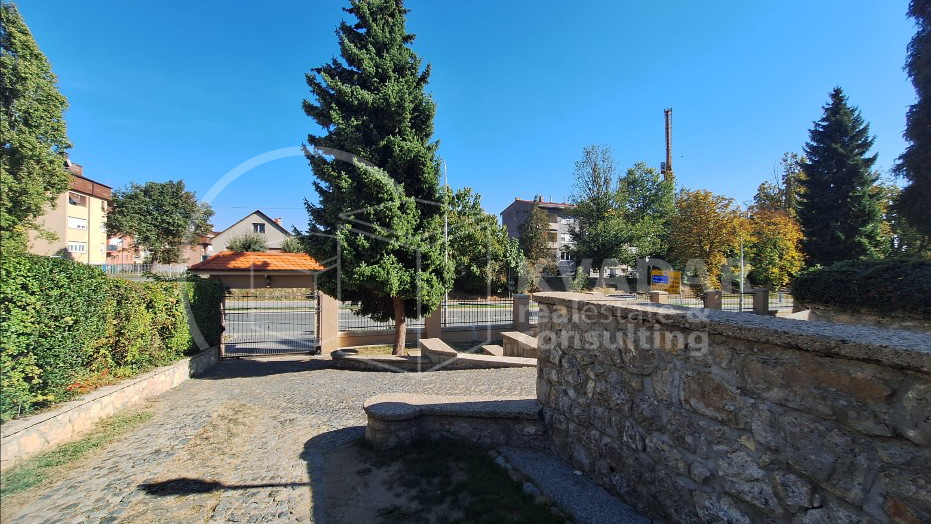 Kri&zcaron;evci&sol;Jedinstvena povijesna vila iz 1925&period; s unutarnjim bazenom&comma; saunom i rasko&scaron;nom oku&cacute;nicom na top lokaciji&excl;&excl;