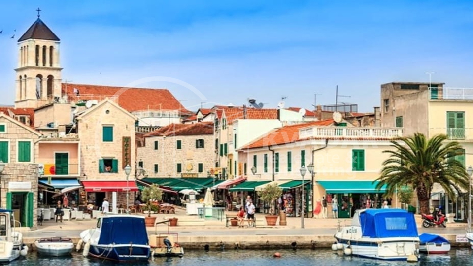 Vodice/luksuzan stan+terasa+vrt+parking/115 m2/200 m od mora!!