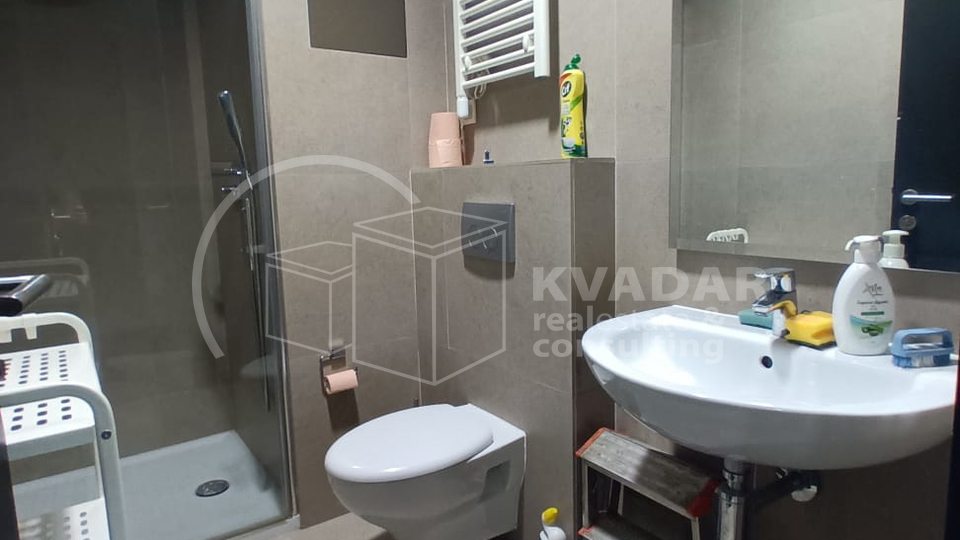 Poslovni prostor u Vrapču - više prostorija i ulaza