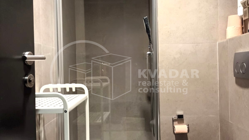 Poslovni prostor u Vrapču - više prostorija i ulaza