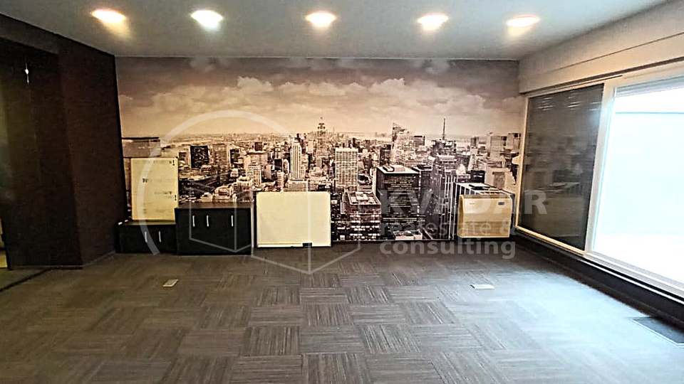 Poslovni prostor u Vrapču - više prostorija i ulaza