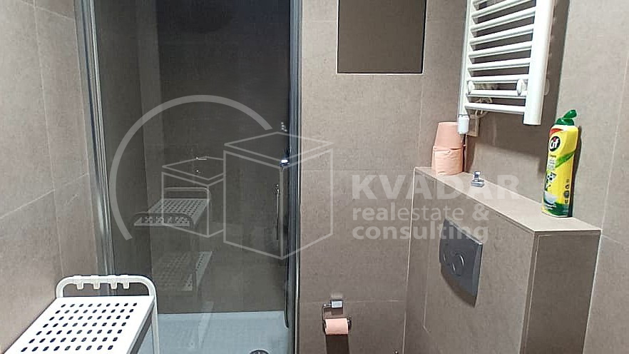 Poslovni prostor u Vrapču - više prostorija i ulaza