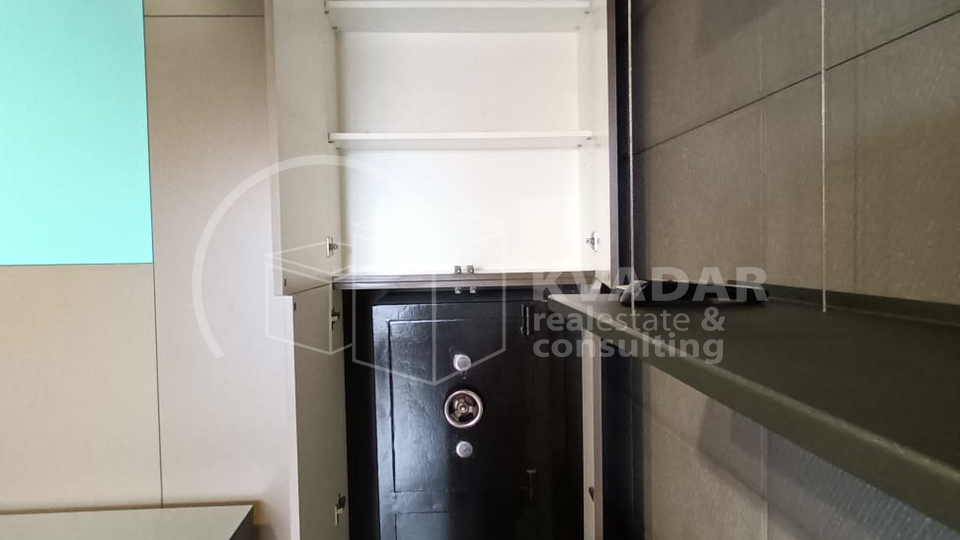 Poslovni prostor u Vrapču - više prostorija i ulaza