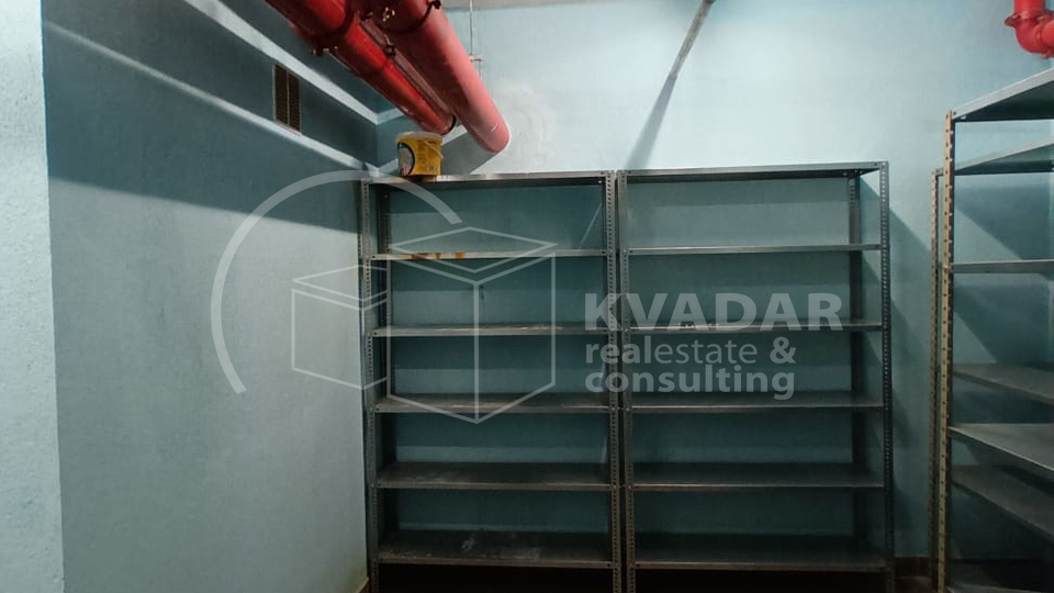 Poslovni prostor u Vrapču - više prostorija i ulaza