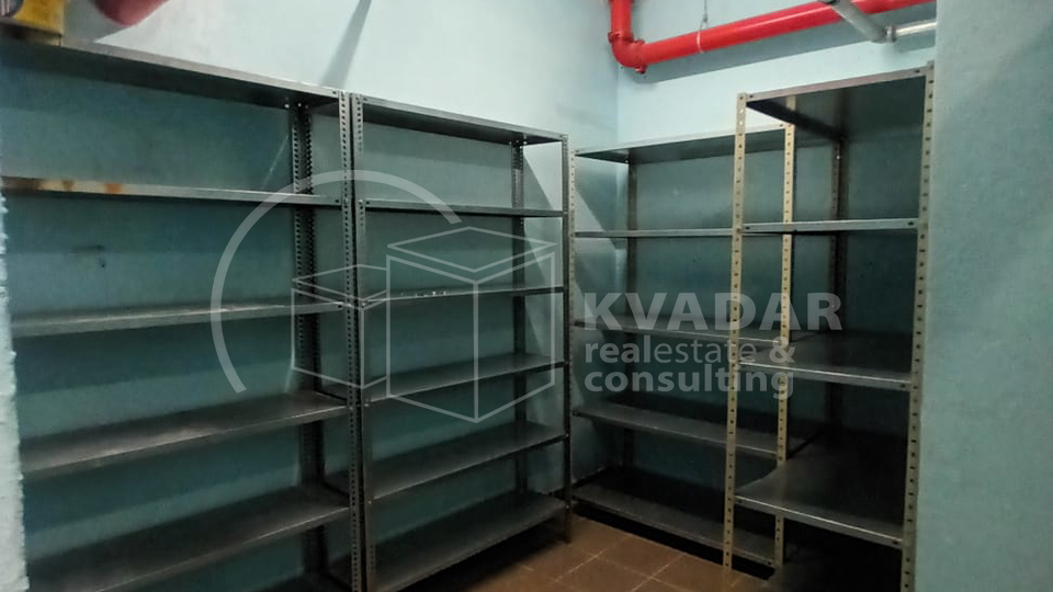 Poslovni prostor u Vrapču - više prostorija i ulaza