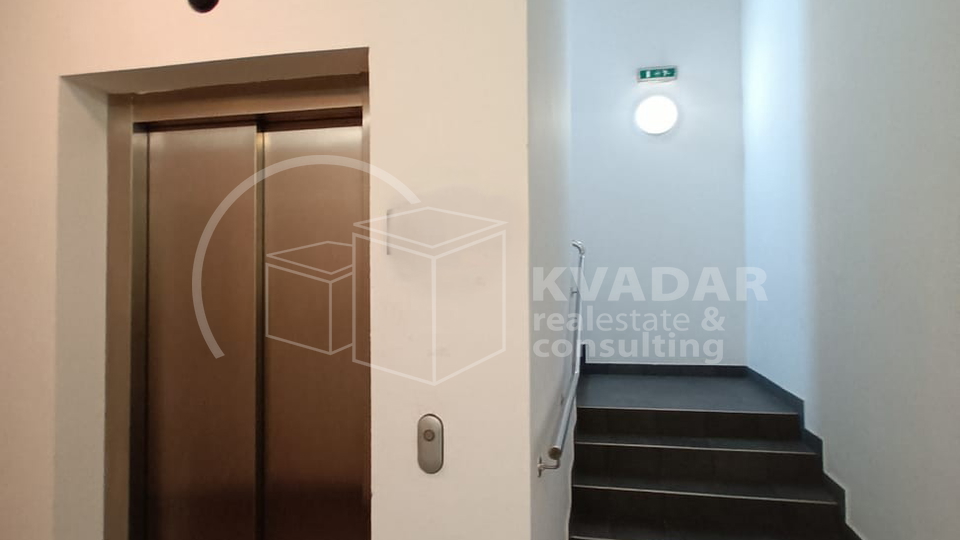 Poslovni prostor u Vrapču - više prostorija i ulaza