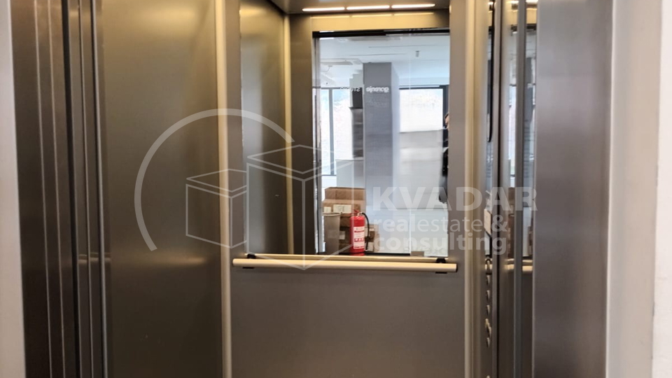 Poslovni prostor u Vrapču - više prostorija i ulaza