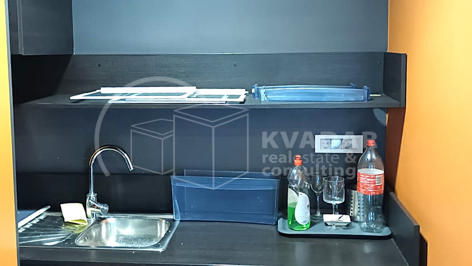 Poslovni prostor u Vrapču - više prostorija i ulaza