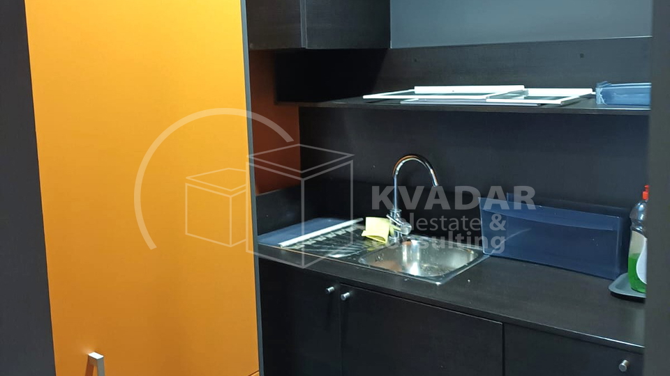 Poslovni prostor u Vrapču - više prostorija i ulaza