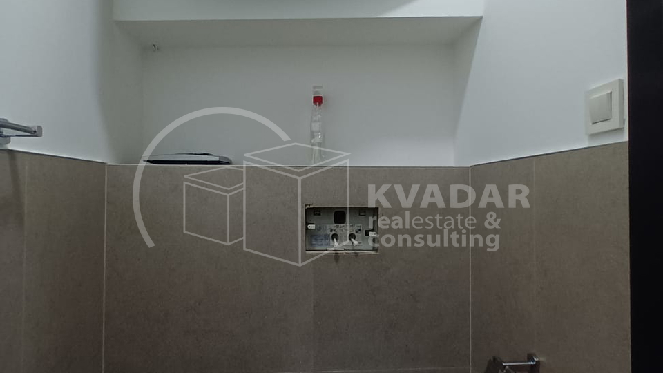 Poslovni prostor u Vrapču - više prostorija i ulaza