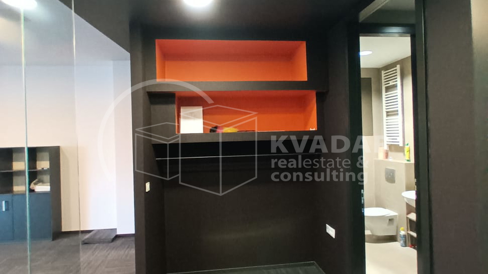 Poslovni prostor u Vrapču - više prostorija i ulaza