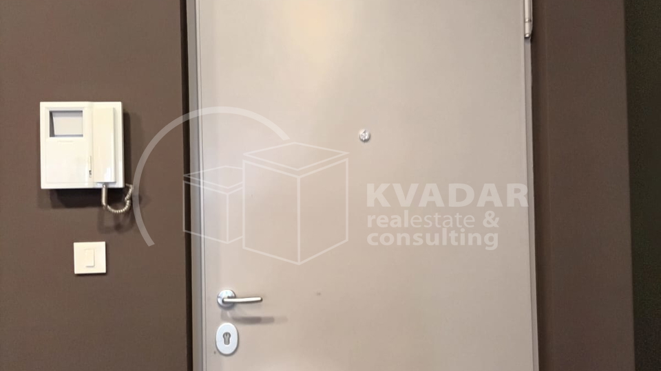 Poslovni prostor u Vrapču - više prostorija i ulaza