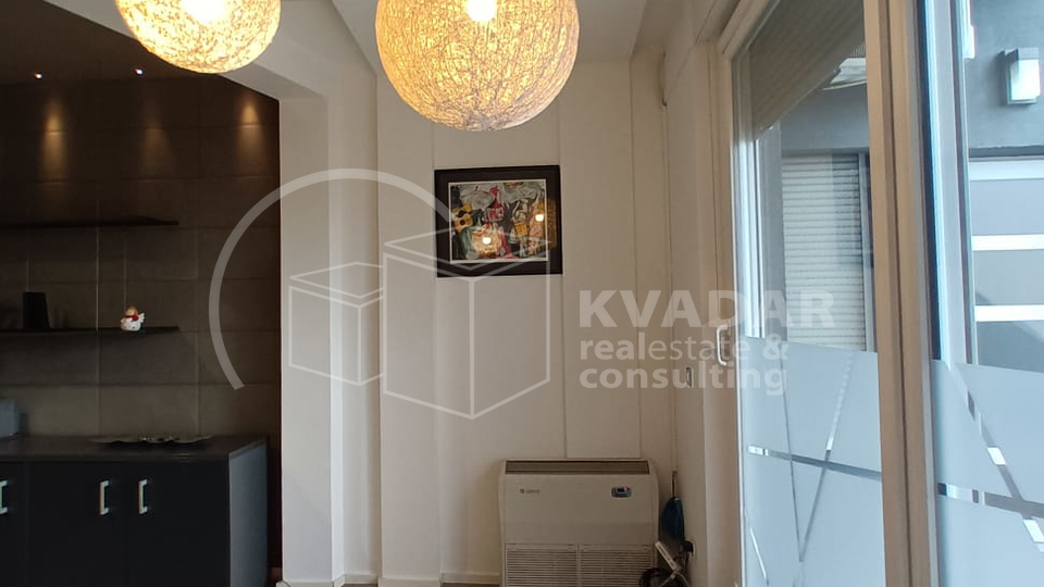 Poslovni prostor u Vrapču - više prostorija i ulaza