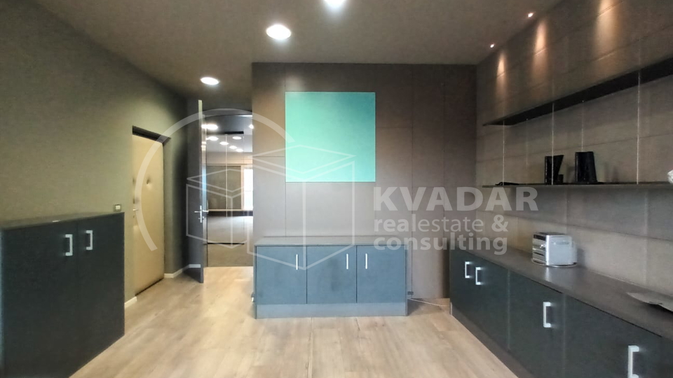 Poslovni prostor u Vrapču - više prostorija i ulaza