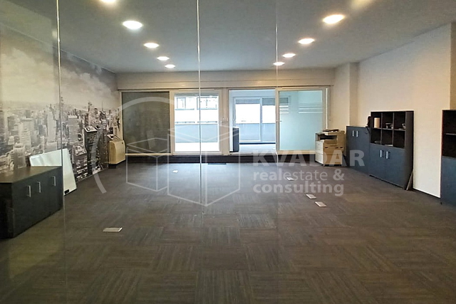 Poslovni prostor u Vrapču - više prostorija i ulaza