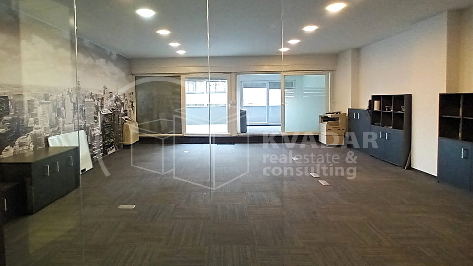 Poslovni prostor u Vrapču - više prostorija i ulaza