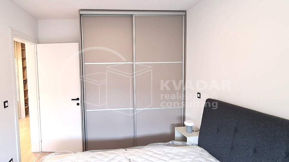 Stan za investiciju ili život – namješten, A+, terasa, parking